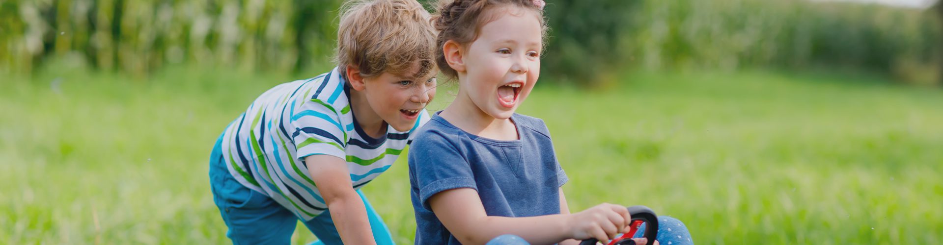 Børn leger i haven