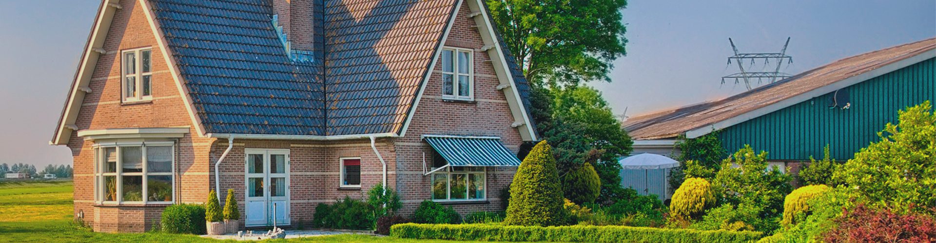 Murstenshus i solnedgang