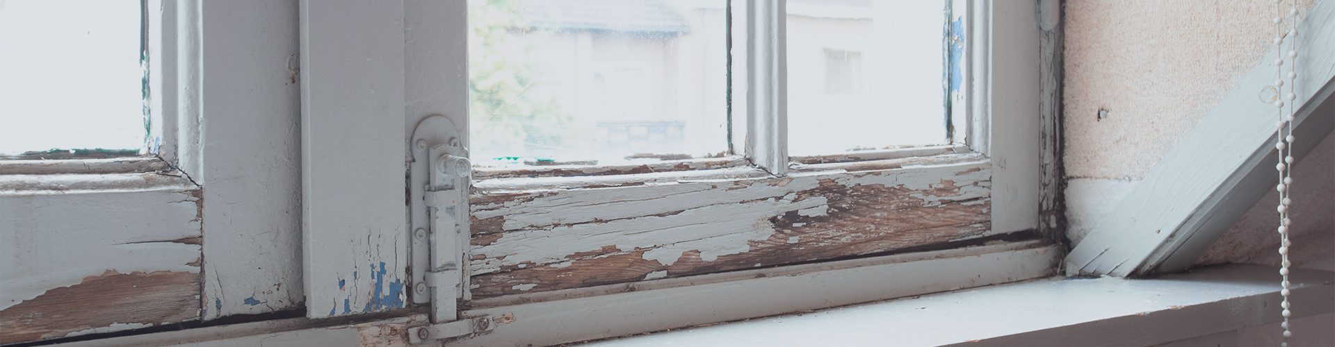 Vindue med afskallet maling