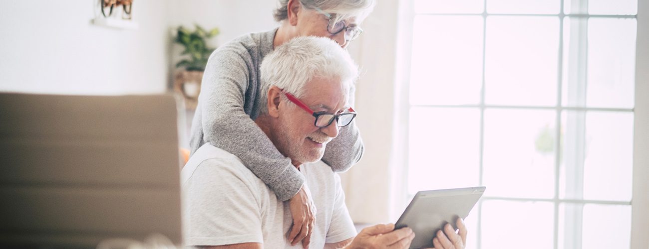Ældre ægtepar kigger på tablet