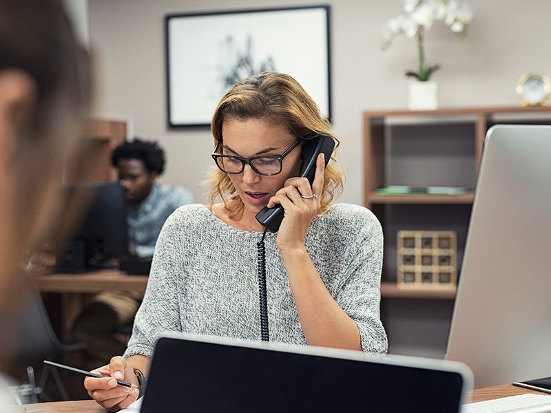 Kvinde taler i telefon