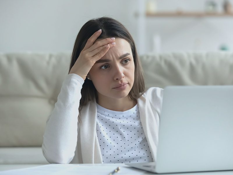 Kvinde sidder med computer