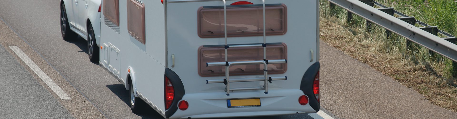 Campingvogn bag bil på vejen