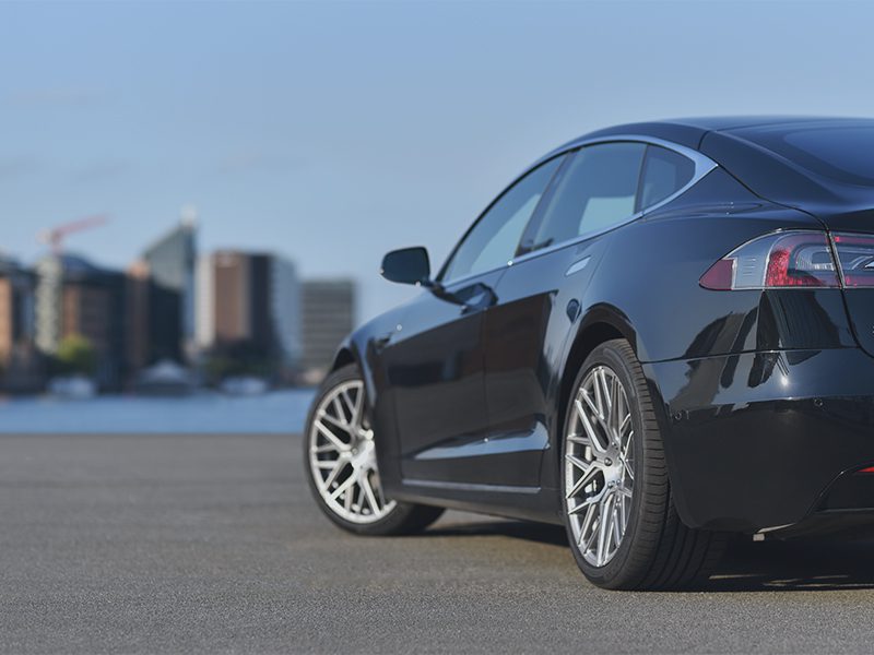 Sort bil parkeret ved havn