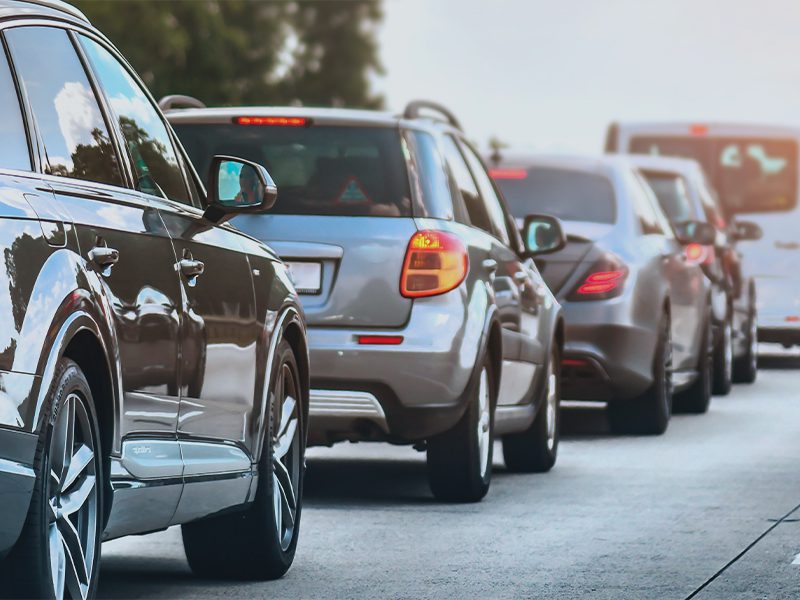 Biler holder i kø i udlandet
