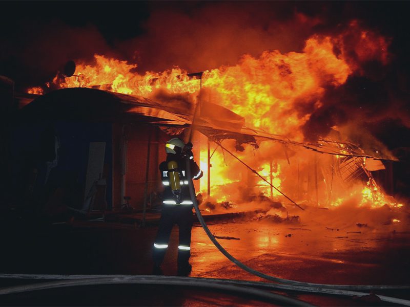 Brandmand slukker en brand