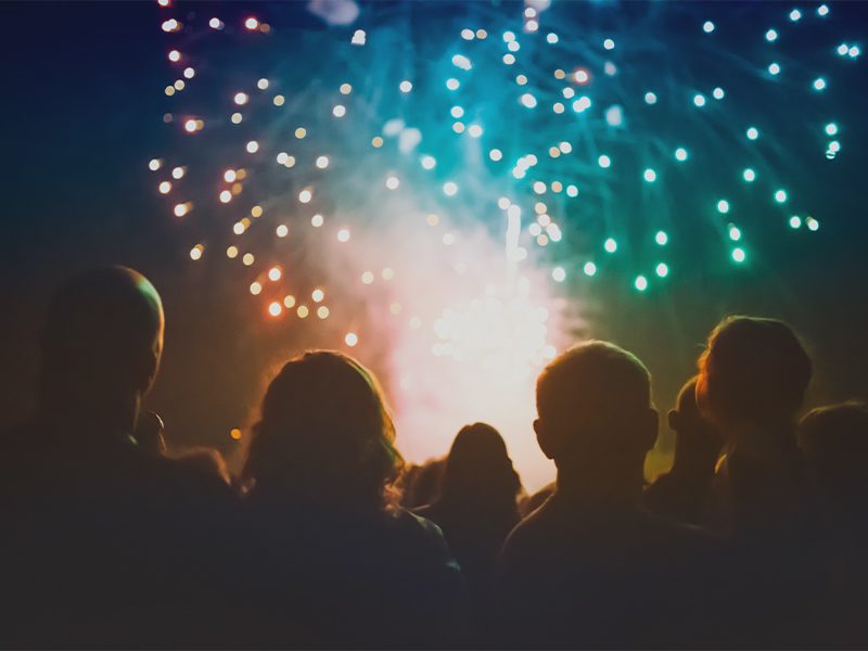 Mennesker kigger på fyrværkeri