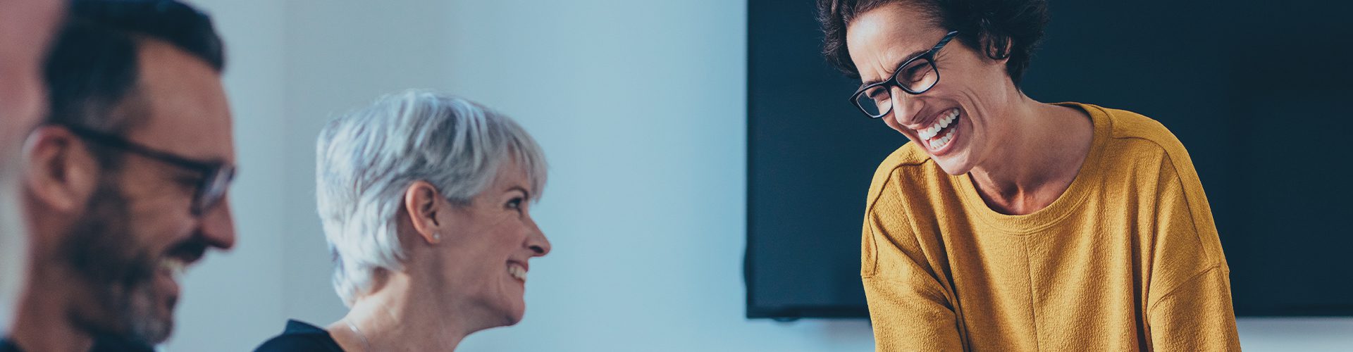 Kvinder og mænd på kontor