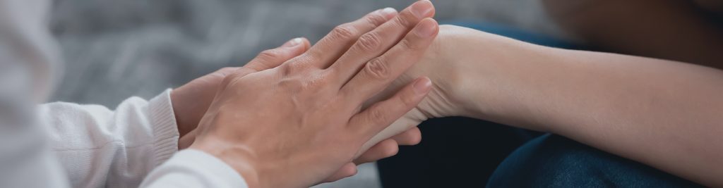 To mennesker holder i hånd