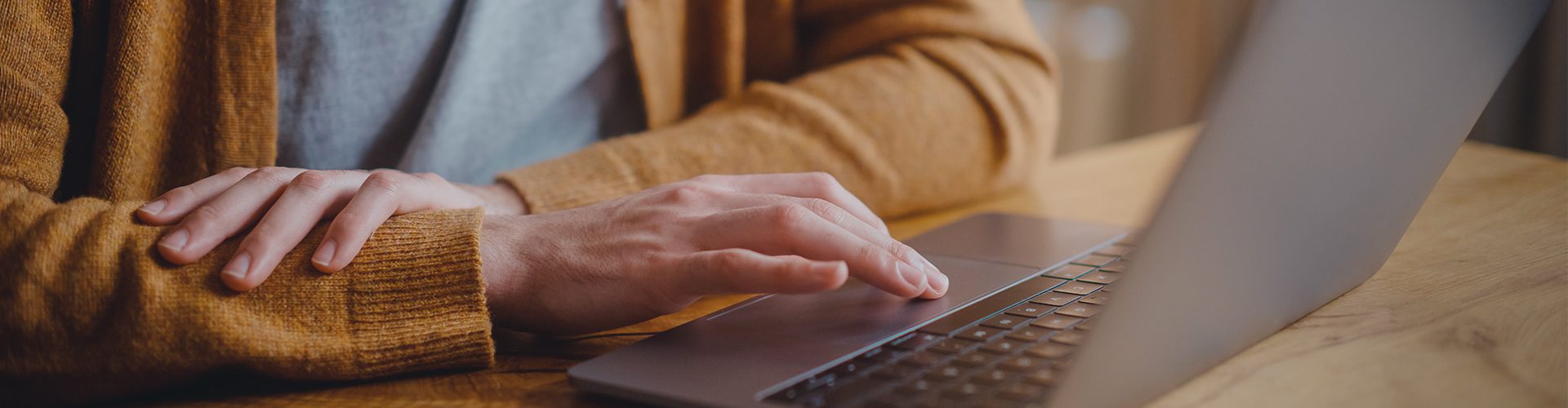 Hænder på computer