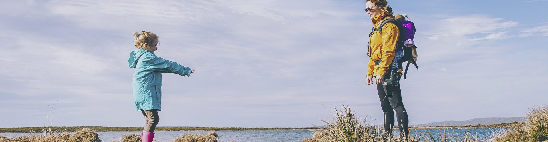 Mor og datter på tur i naturen