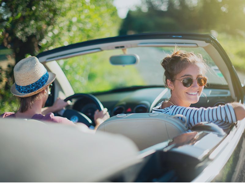 Par kører i cabriolet