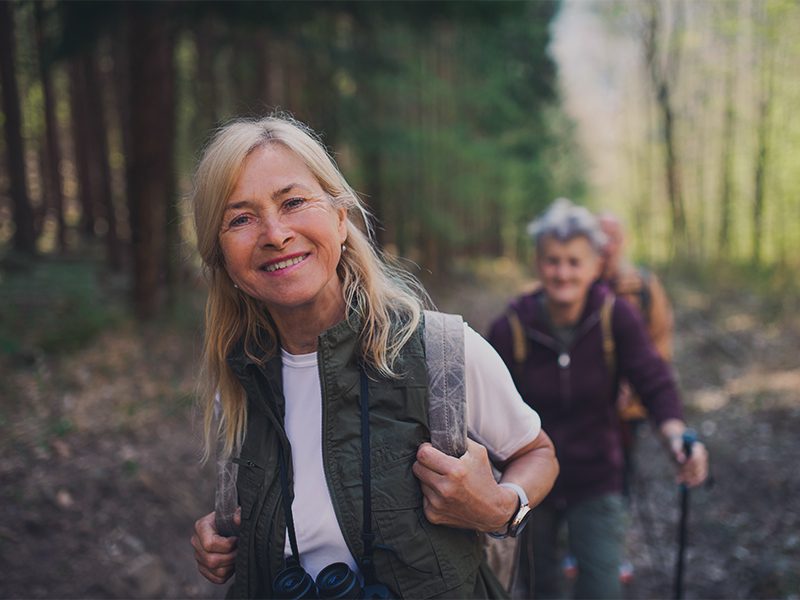 Ældre dame på vandretur