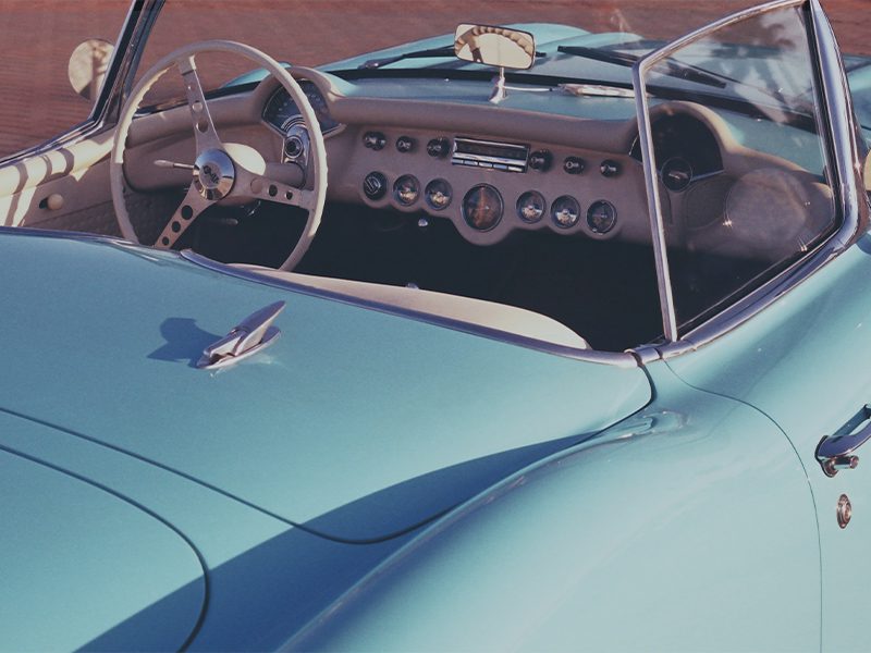 Lyseblå veteranbil parkeret