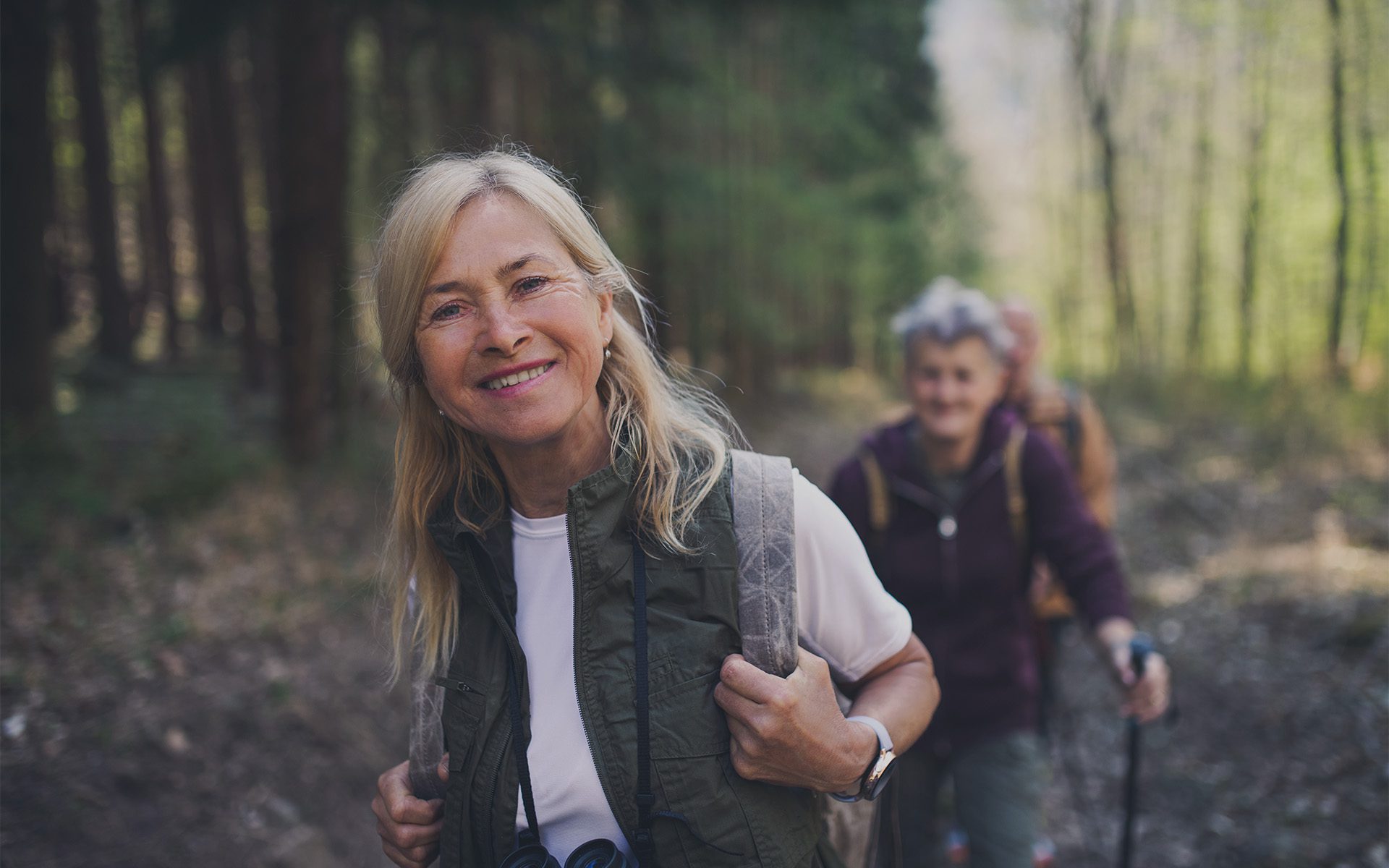 Ældre kvinder på vandretur i skoven