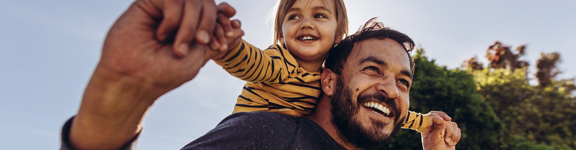 Far og datter leger udenfor