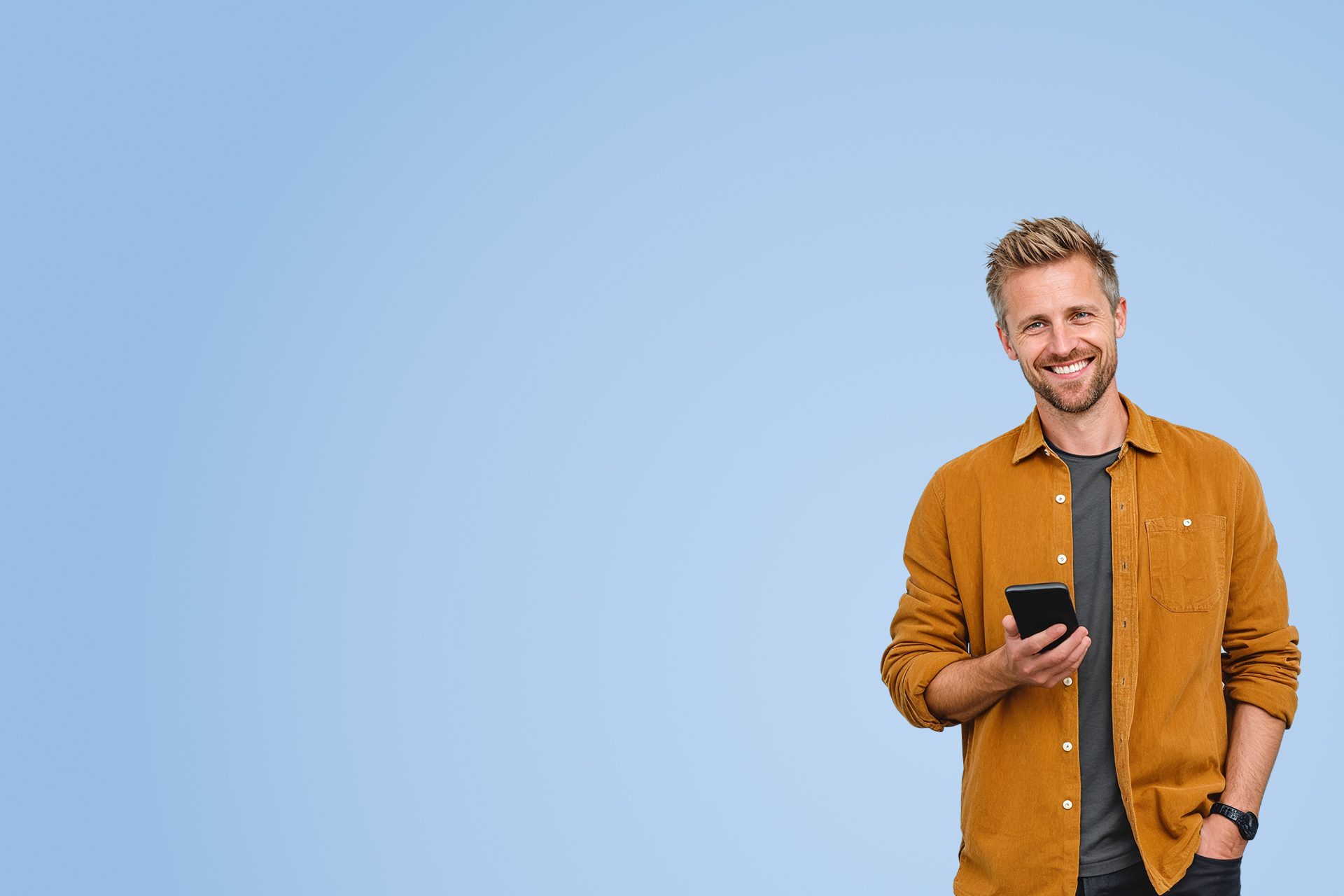 En mand på en blå baggrund