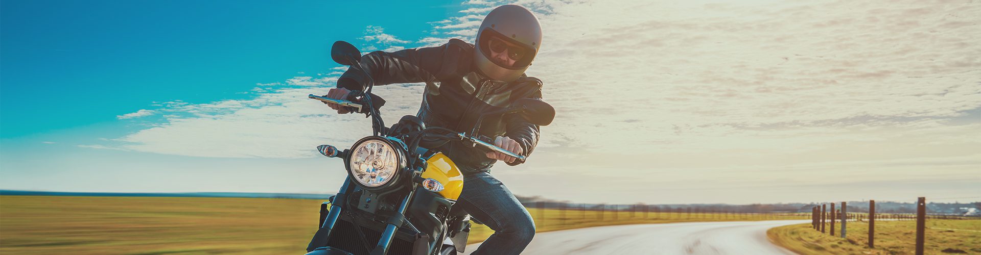 Motorcykelforsikring - mand på landevejen