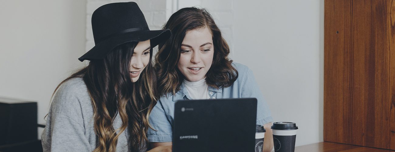 Piger med computer