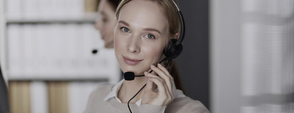 Kvindelig medarbejder med headset