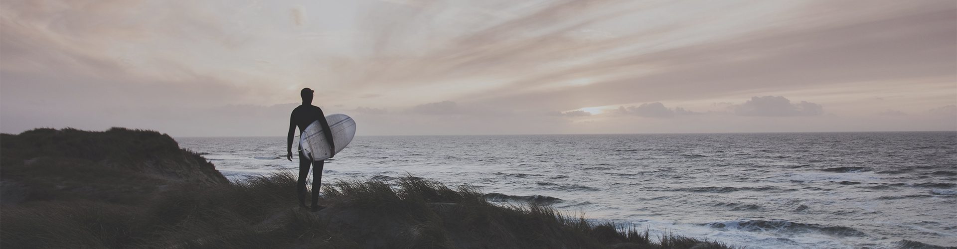 Husk forsikringer. Surfer ved vandet.