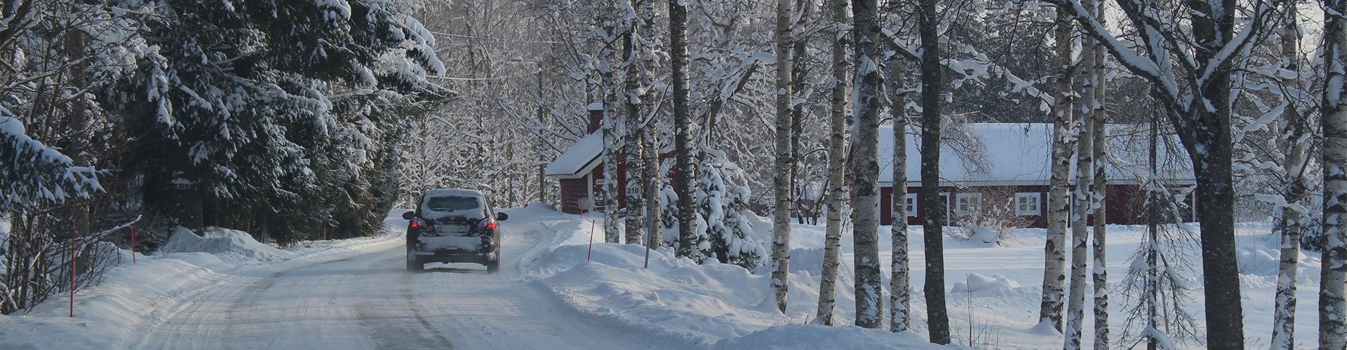 Bil i snevejr om vinteren.