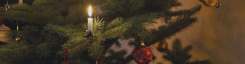 Jul - juletræ med levende lys. Forebyg skader.