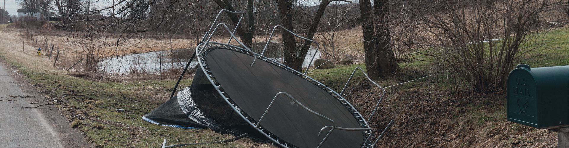 Trampolin væltet i stormvejr. Undgå skader.