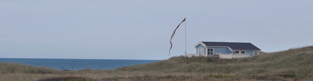Sommerhus ved dansk vestkyst med havudsigt.