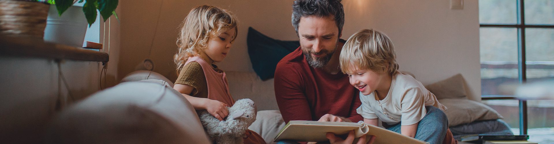 Indboforsikring - familie i sofa